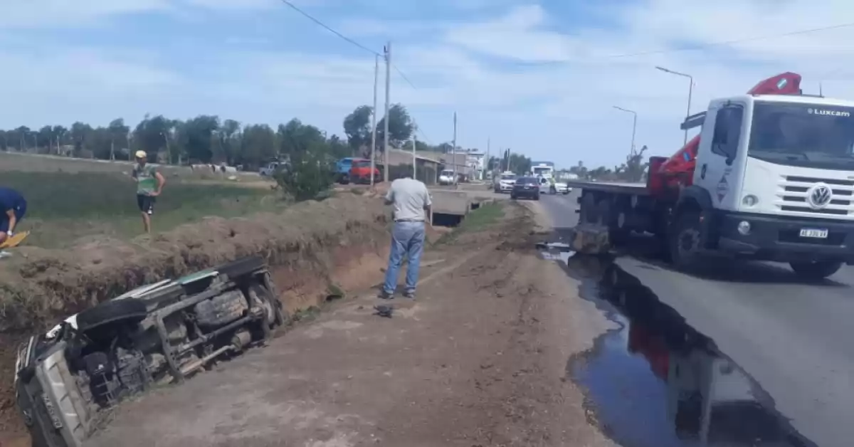 Una camioneta y un camión chocaron sobre la Ruta 11 a la altura de Timbúes