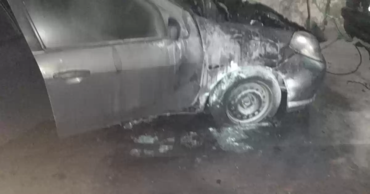 Se incendió un auto que estaba estacionado en un galpón de San Lorenzo