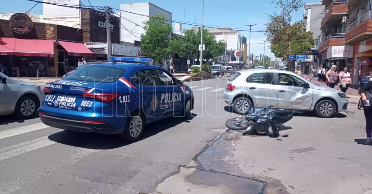 Fuerte choque entre una moto y un auto en esquina céntrica de San Lorenzo