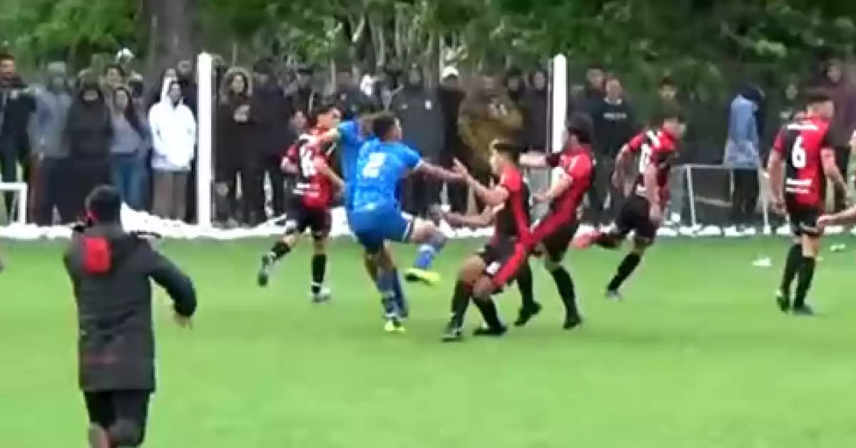 Jugadores de Central y Newells se agarraron a trompadas al cierre del clásico rosarino