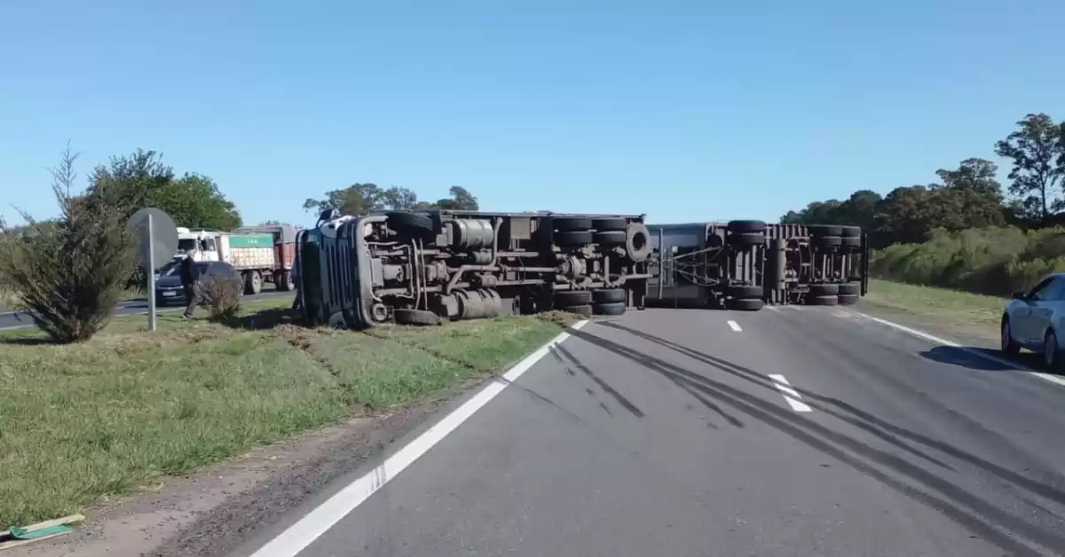 Un camión volcó y quedó cruzado en la Autopista Rosario - Santa Fe a la altura de Monje