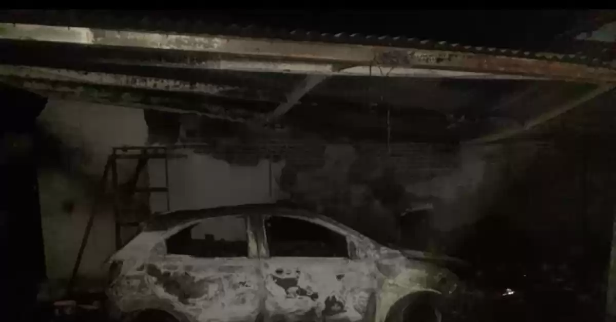 Haciendo un asado una chispa le prendió fuego el auto