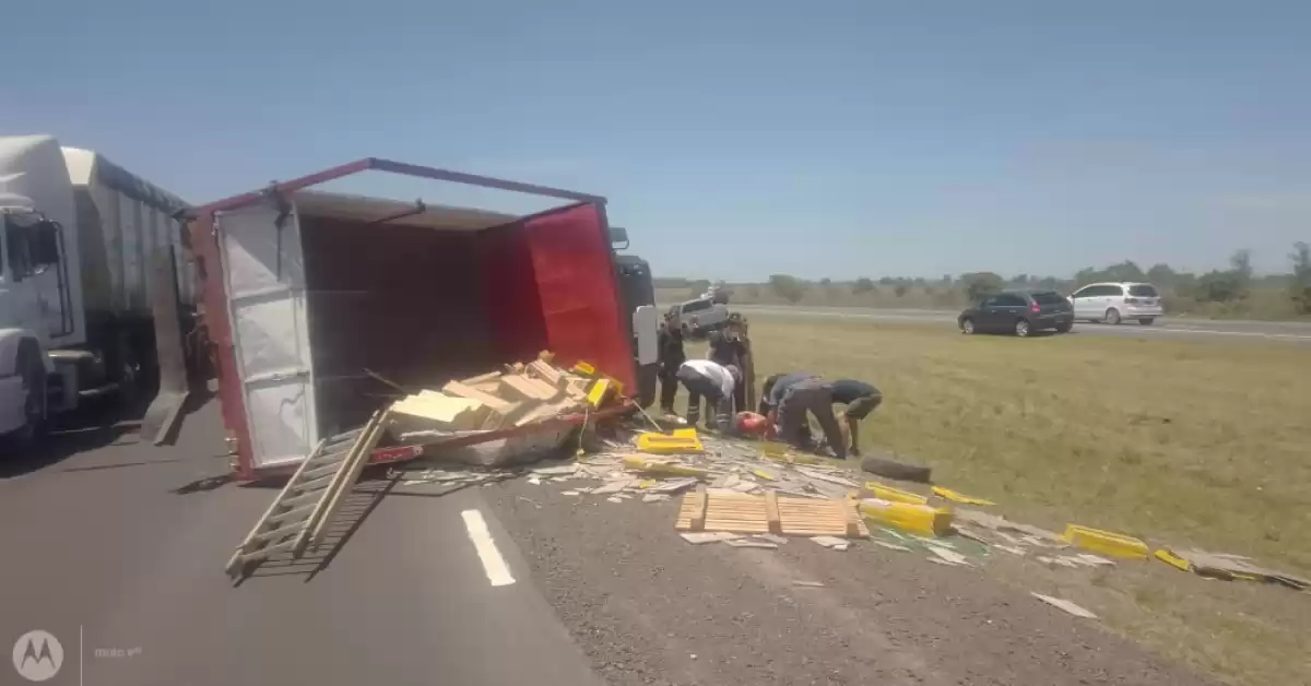 Un camión que transportaba cerámicos perdió una rueda y volcó en Autopista Rosario - Córdoba