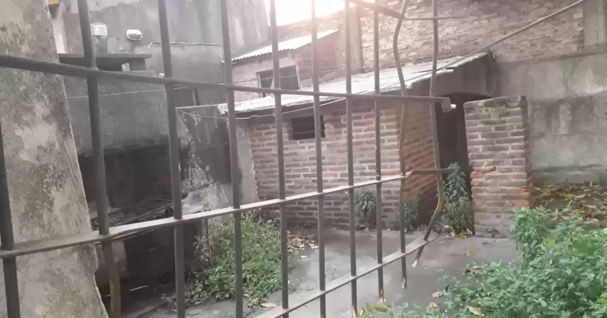 Detuvieron a dos hombres por robar electrodomésticos de una casa y esconderse en un edificio abandonado