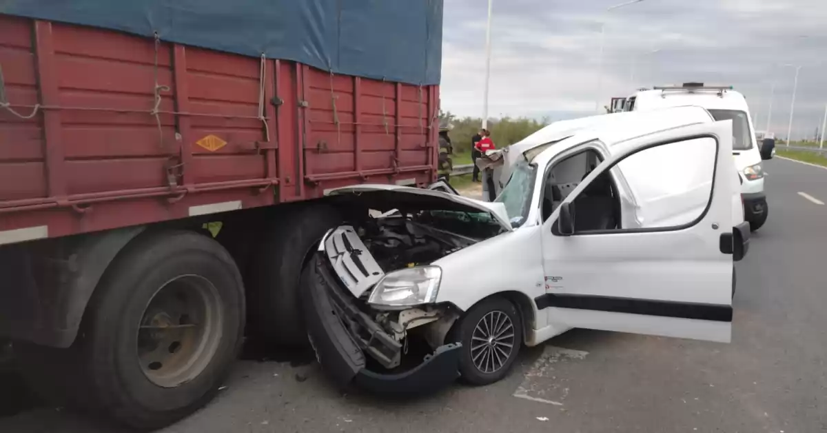 Un utilitario se incrustó debajo de un camión en la Autopista y su conductor fue hospitalizado