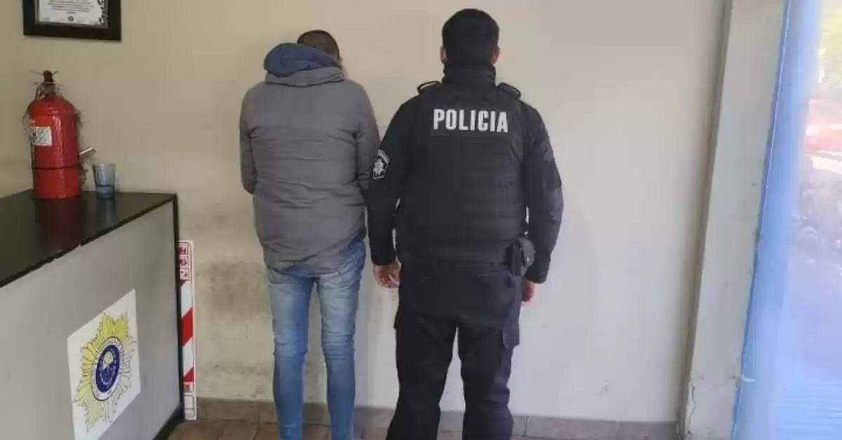 Un cordobés robó una billetera en un colectivo y tiró el dinero por la ventanilla