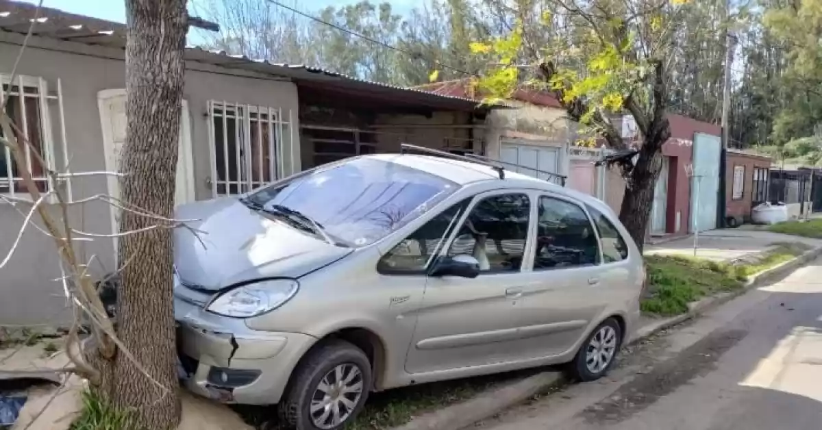 Capitán Bermúdez: salió de su casa y encontró un auto que había impactado contra un árbol