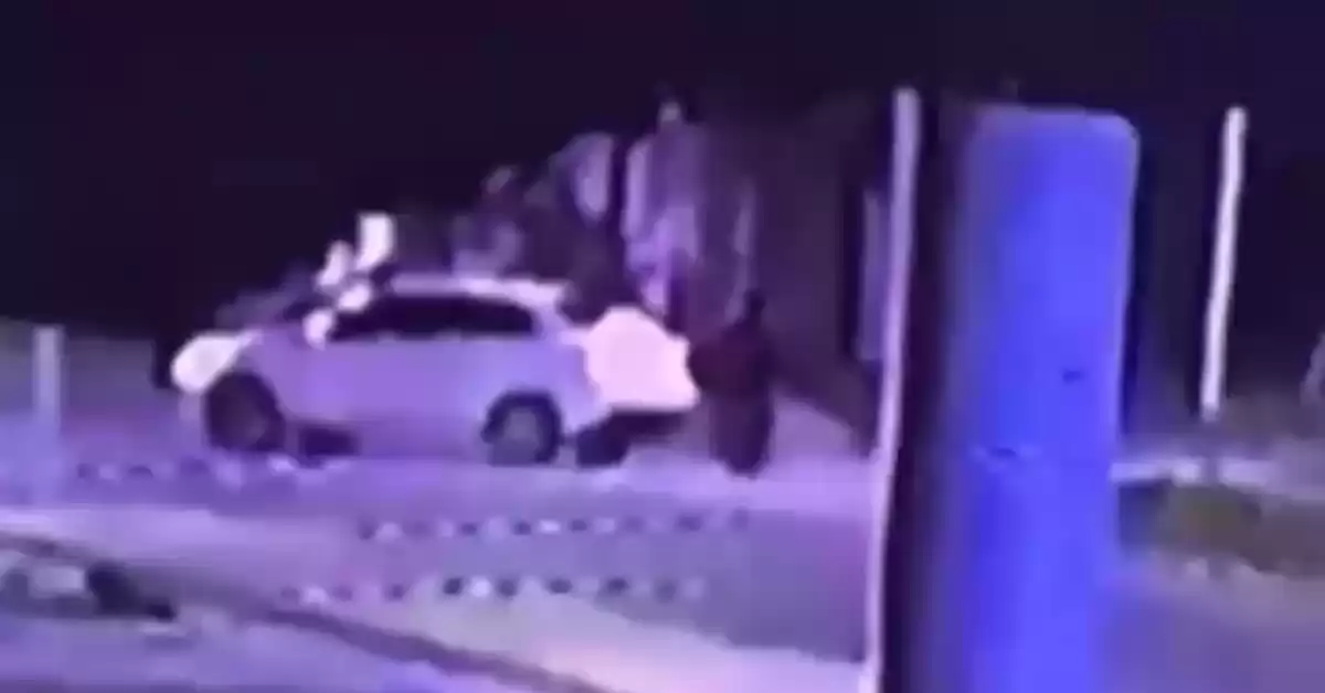 Perdieron el control de la moto y chocaron contra una casa: dos jóvenes resultaron fracturados 