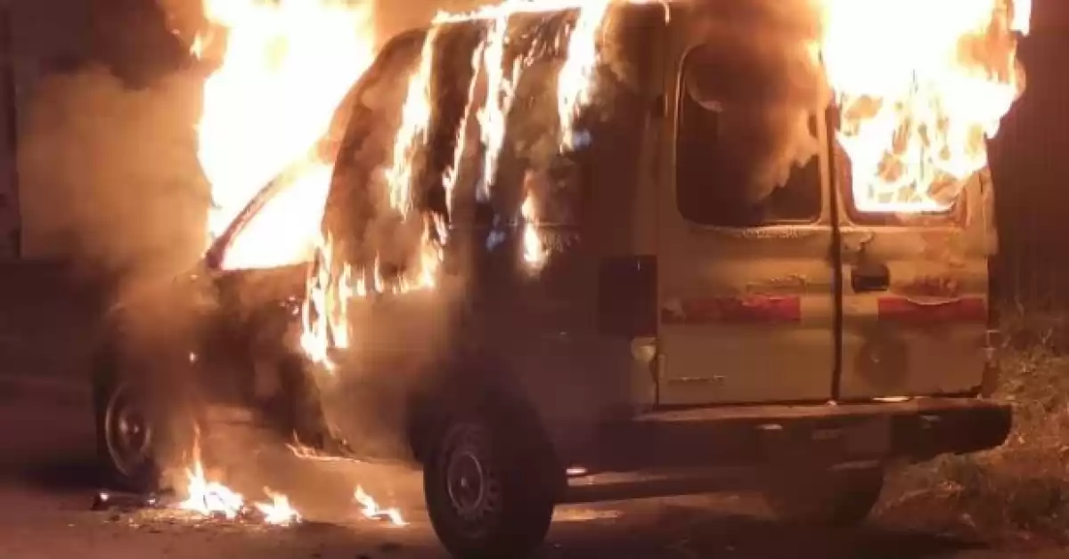 Una camioneta apareció incendiada en San Lorenzo