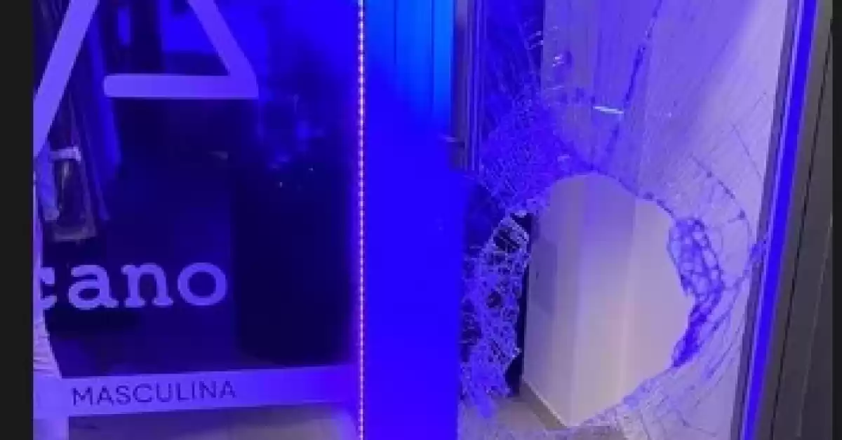 Destrozaron el frente de un comercio a metros de avenida San Martín en San Lorenzo 