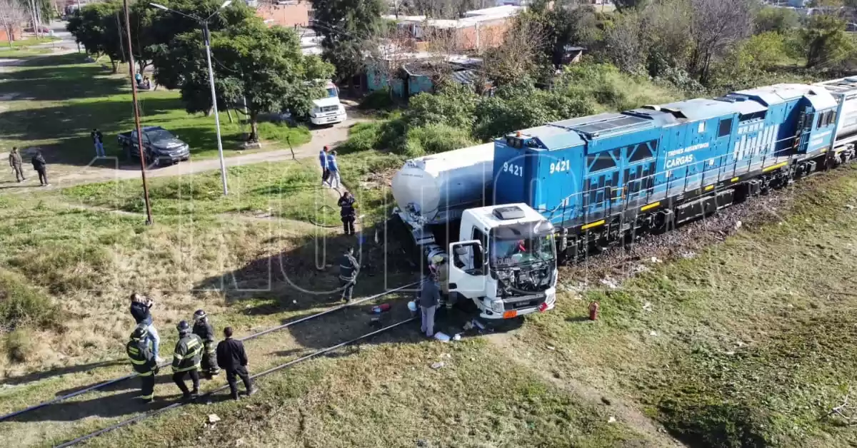 San Lorenzo: Un tren chocó a un camión cisterna en barrio Norte