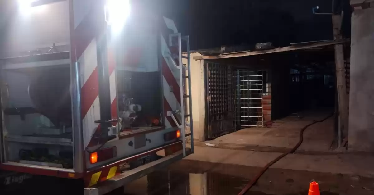 Incendio en una vivienda de Fray Luis Beltrán: perdieron ropa y camas