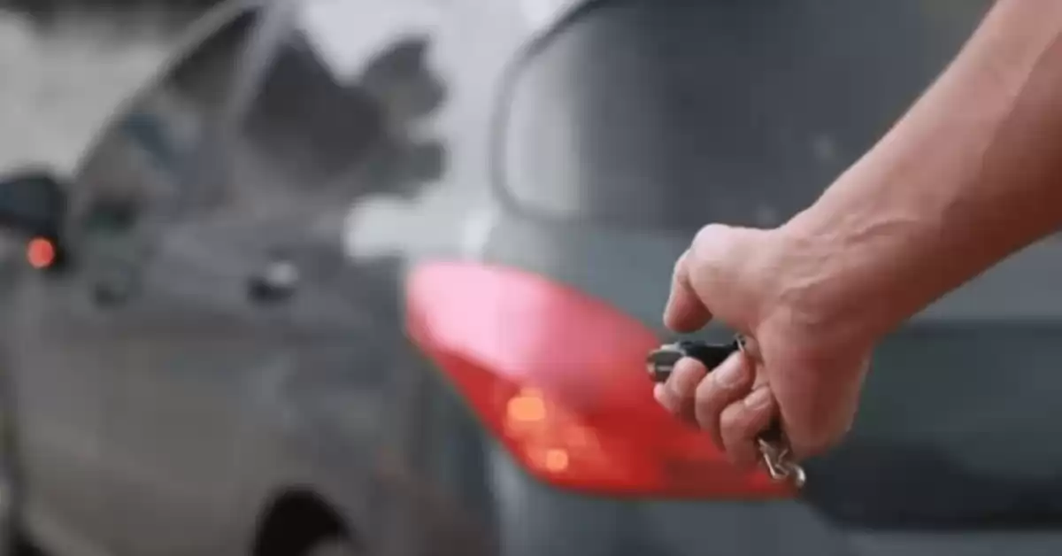 La policía detuvo a seis sujetos que intentaban abrir autos con un inhibidor de alarma