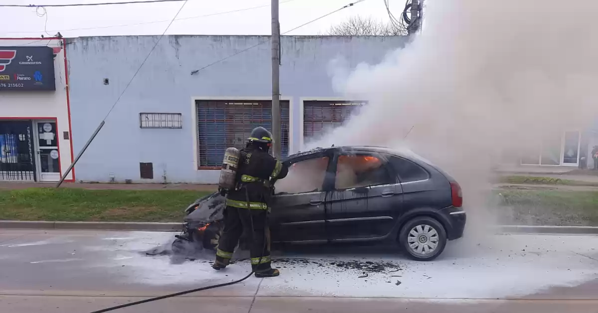 Se incendió un automóvil en la vía pública en Timbúes