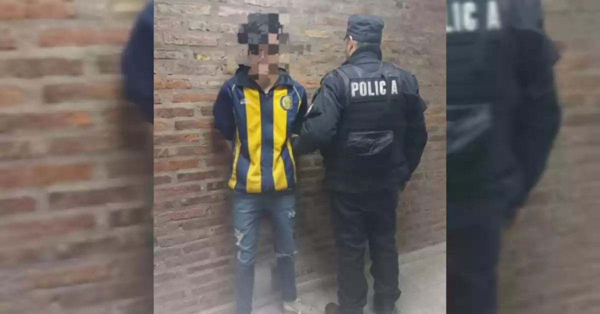 Detuvieron a un joven que le tiró un piedrazo a policías y comenzó a romper la celda de la Comisaría