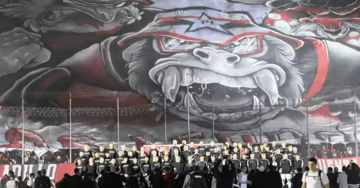 Para la Justicia la bandera de Los Monos en la despedida de Maxi Rodríguez no fue una “intimidación pública”