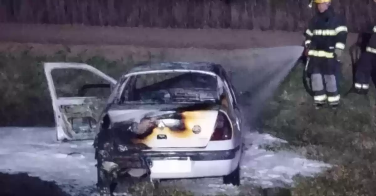 Se incendió un auto mientras circulaba por la Autopista Rosario - Córdoba