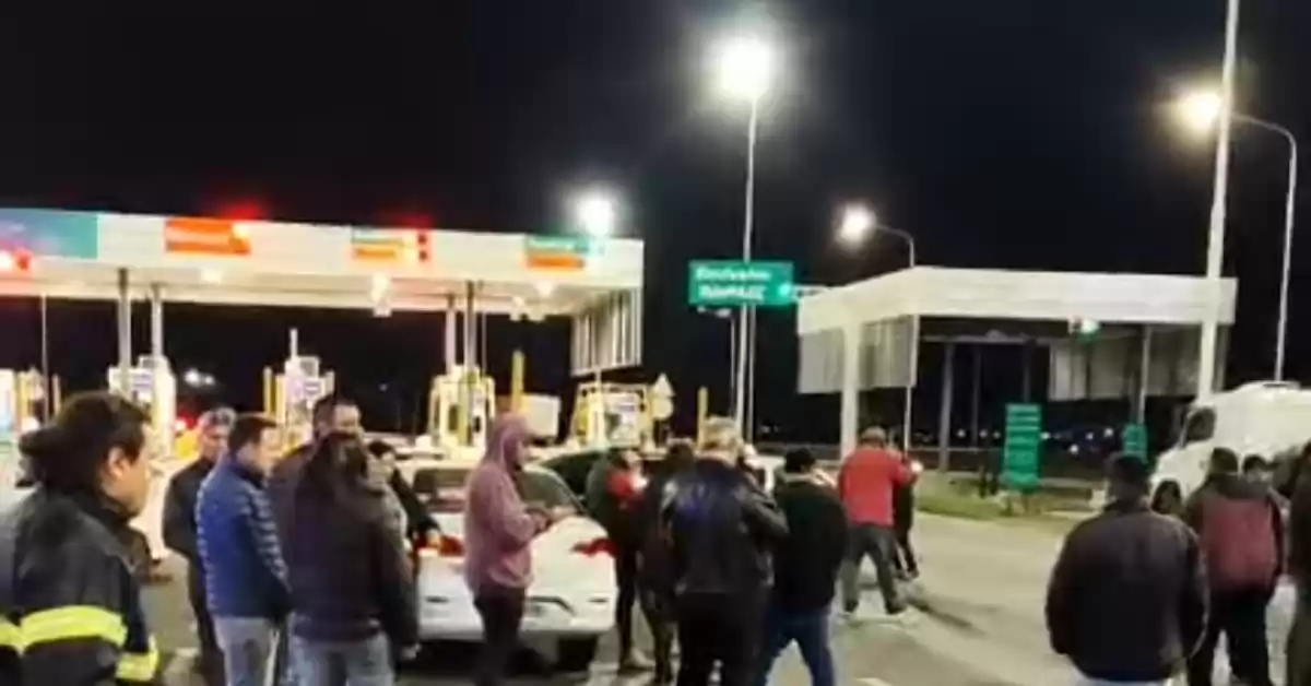 Taxistas cortan la Autopista Rosario - Santa Fe en protesta por la inseguridad