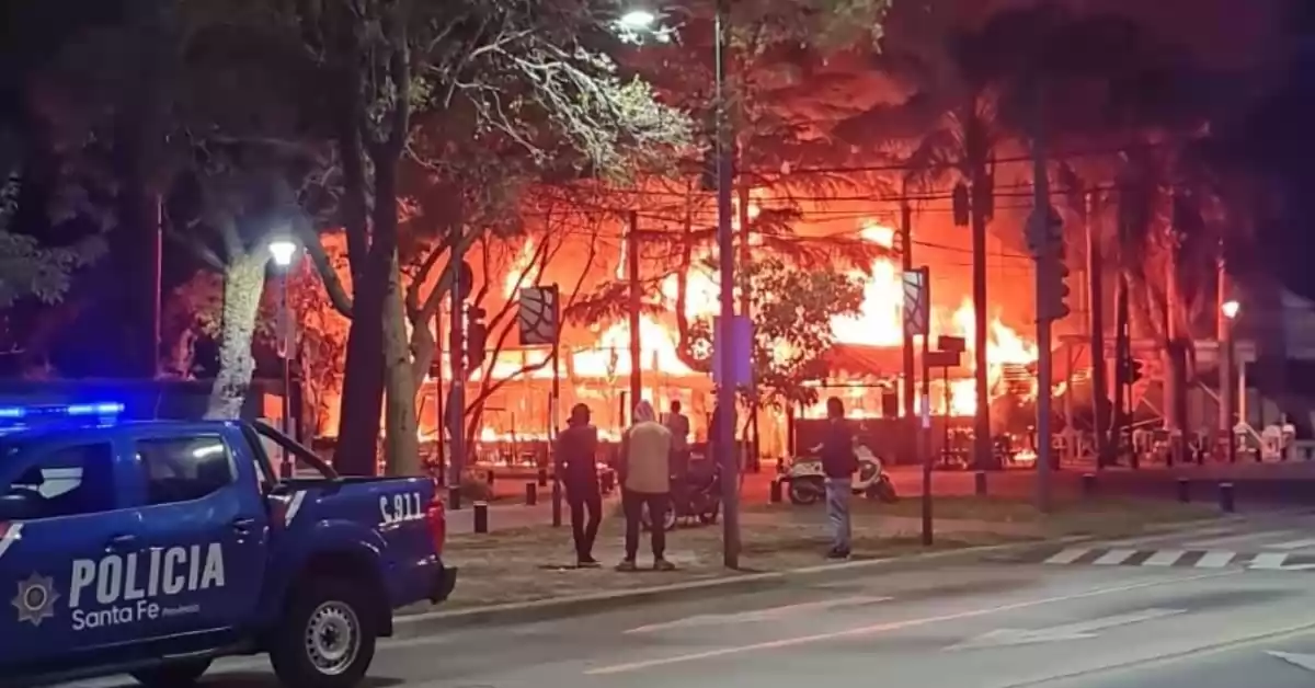 Rosario: feroz incendio en un bar de Costa Alta