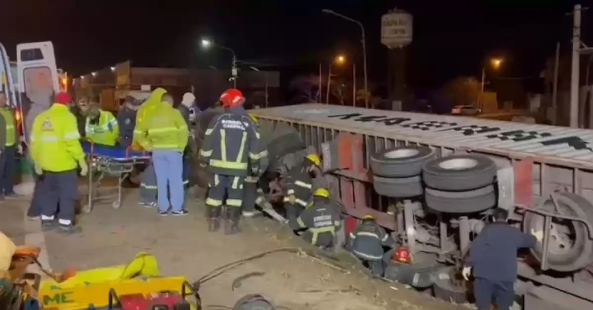 Tragedia en Panamericana: murieron dos personas tras volcar un camión sobre un auto