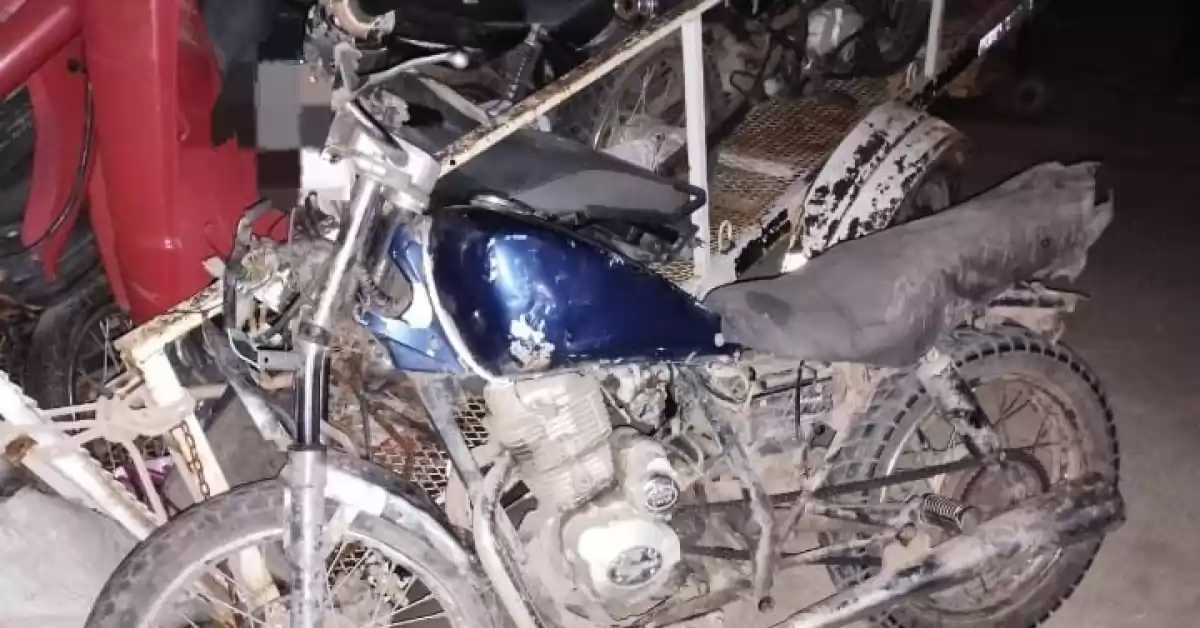 Una moto y una camioneta colisionaron fuertemente en Puerto San Martín