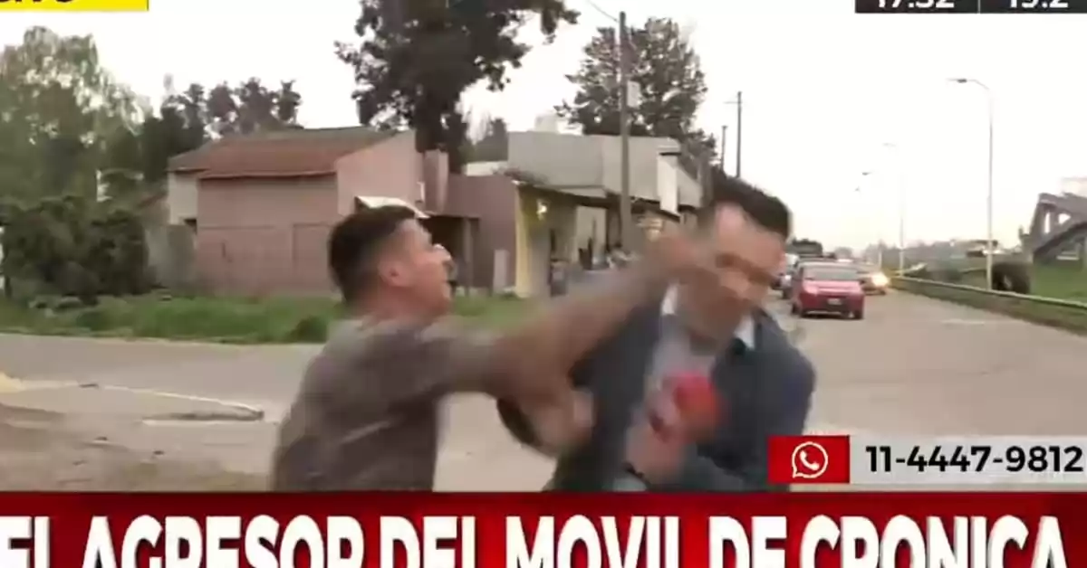 Agredieron a un periodista de Crónica TV cuando mostraba en vivo el estado de las rutas