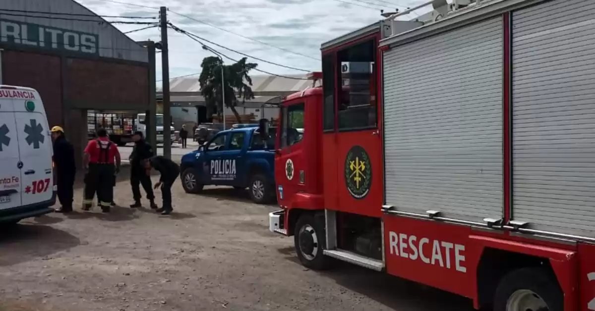 Un hombre quedó atrapado debajo de un colectivo y debieron rescatarlo los bomberos