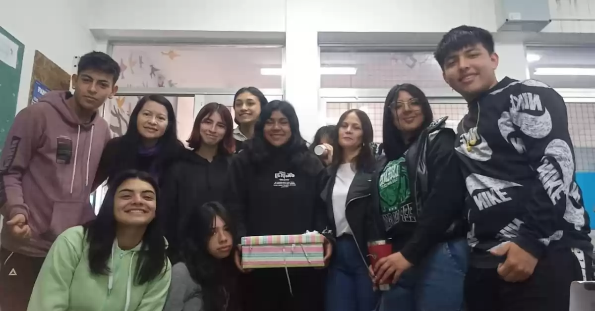 Alumnos de una escuela de Beltrán hicieron una rifa para ayudar a una compañera 