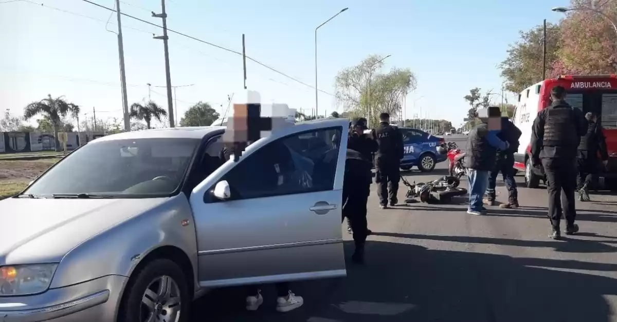 Fuerte choque entre una moto y un auto dejó a un motociclista lesionado en Bermúdez