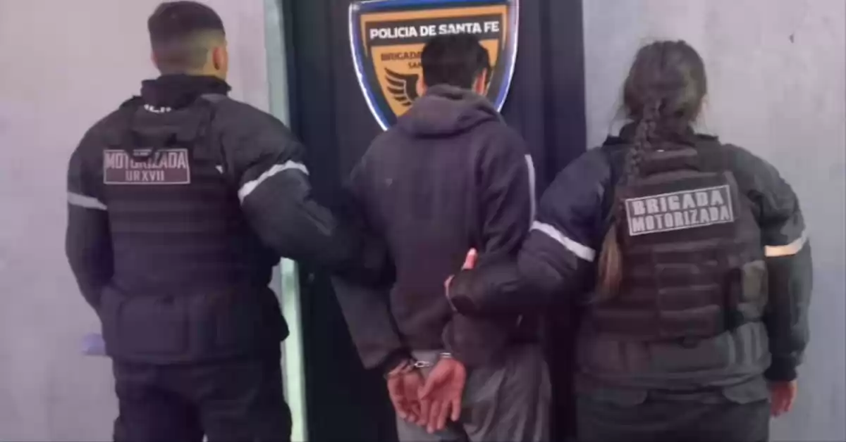 Lo buscaban por el robo a una panadería y se escondió atrás de un árbol cuando pasaba la policía