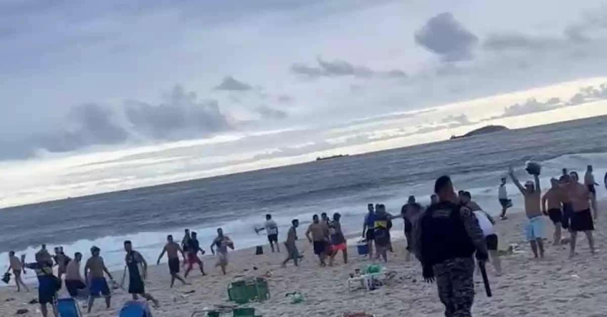 Al menos cuatro hinchas de Boca quedaron detenidos tras un violento accionar de la policía en las playas de Río de Janeiro