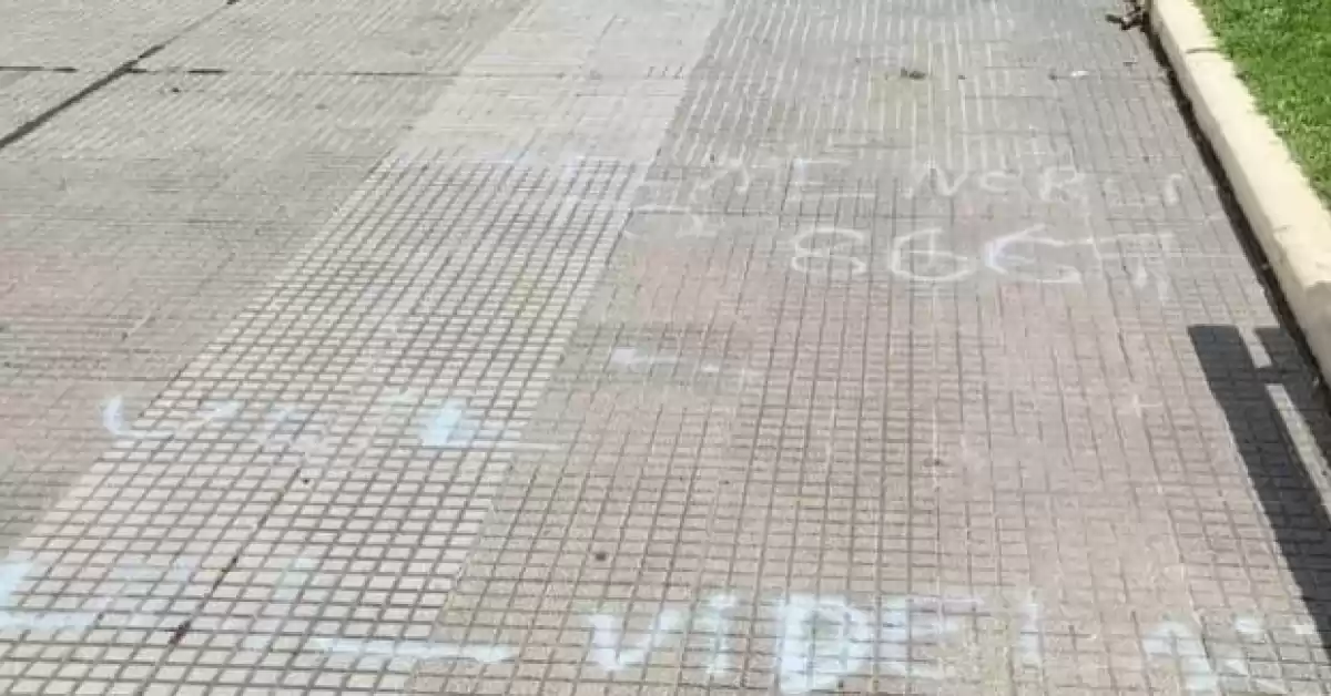 Vandalizaron la plaza San Martín de San Lorenzo con mensajes contra el número de desaparecidos en la dictadura