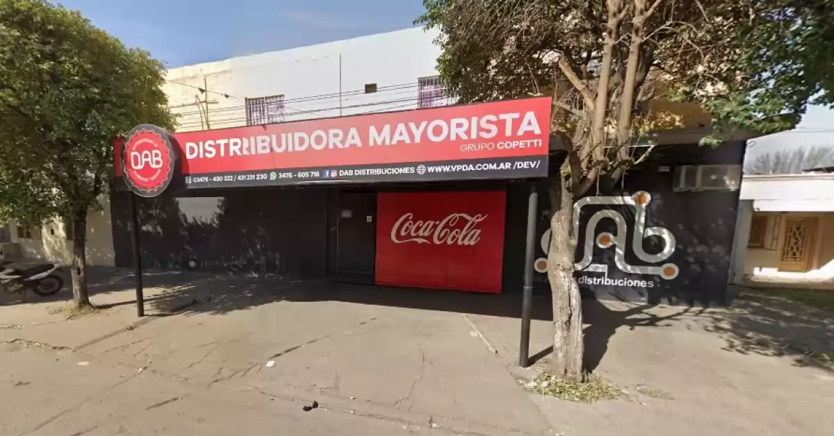 Robaron latas de cerveza en una distribuidora, escaparon en un taxi y fueron detenidos