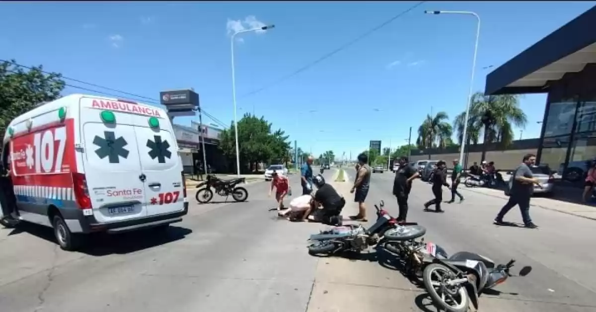 Una motociclista terminó con fractura de clavícula tras chocar con otra moto