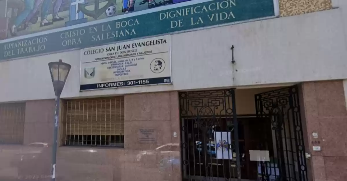 Allanaron domicilios de alumnos de un colegio porteño que amenazaron con violar y asesinar a sus compañeras 