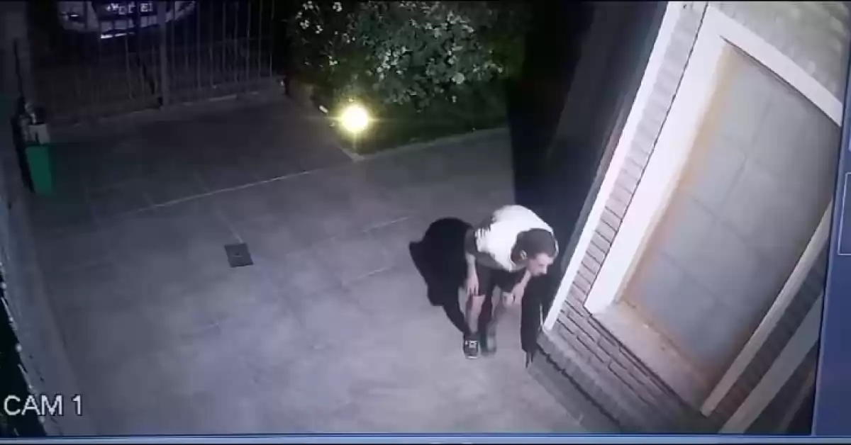 Ricardone: entró agazapado a robar una bicicleta y quedó grabado