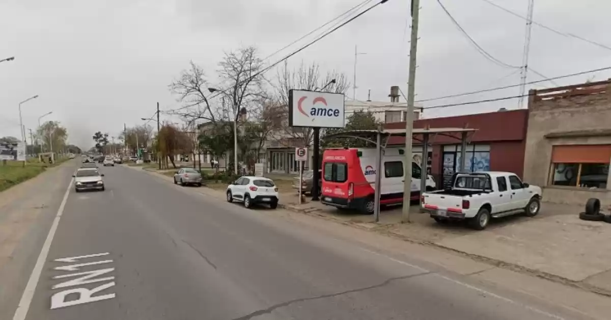 Una ambulancia frenó de golpe y una moto no pudo evitar chocarla: buscan testigos