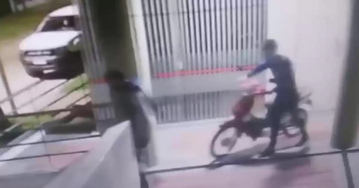 Dos jóvenes  se robaron una moto de un edificio de San Lorenzo trabajando durante más de una hora para lograrlo