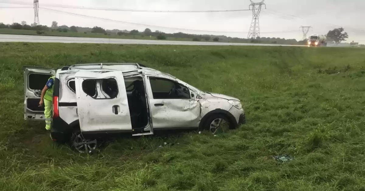 Una mujer murió tras un accidente en la Autopista a Córdoba en medio de las lluvias