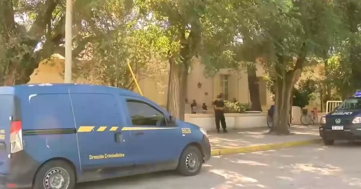 Una niña encontró una bala dentro de una cajita en la ventana de una escuela de Funes