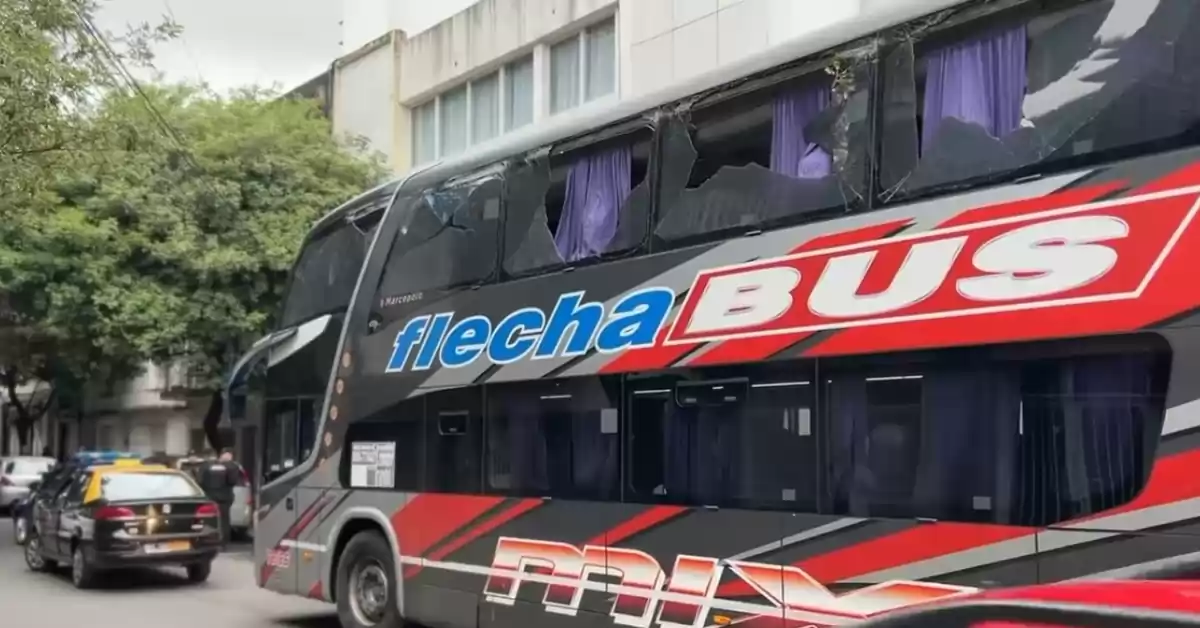 El colectivo  de Peñarol de Uruguay sufrió la rotura de sus vidrios al chocar con los árboles del centro rosarino 