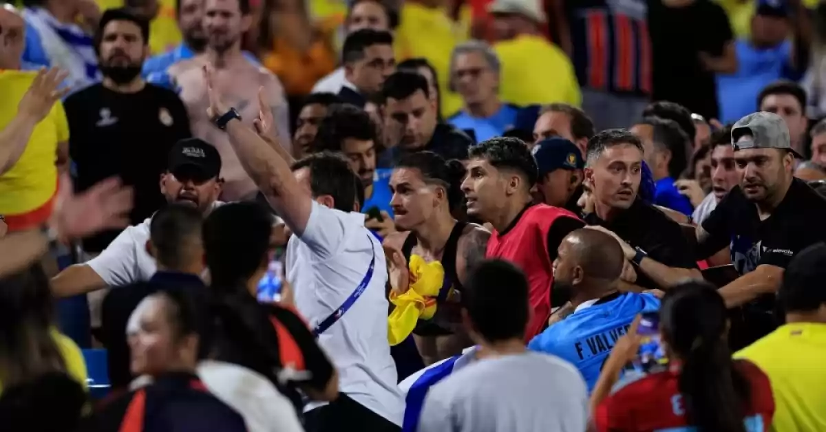 Los jugadores uruguayos terminaron a las trompadas en las tribunas tras el partido