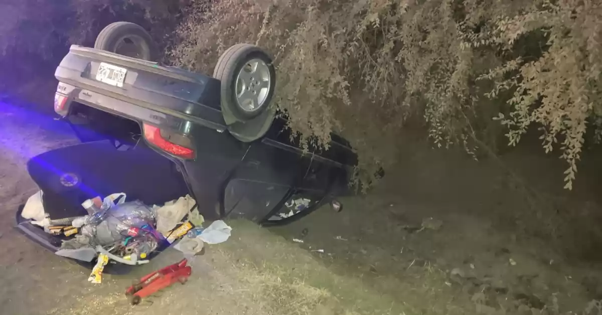 Un auto volcó sobre en la cuneta de barrio 2 de Abril de San Lorenzo 