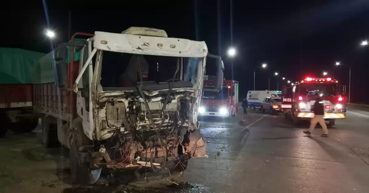 Dos camiones chocaron en la Ruta A012 y el Camino de la Cremería