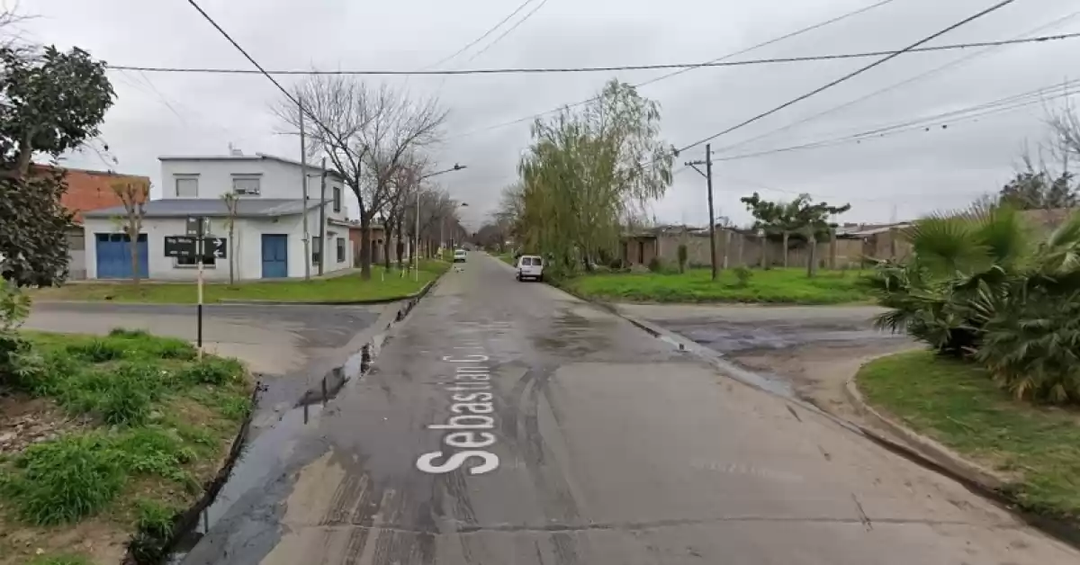 Un hombre resultó con importantes lesiones tras chocar en moto con un auto en San Lorenzo