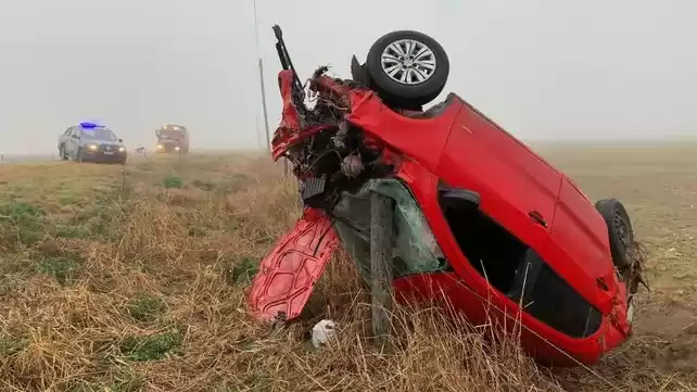 Impresionante despiste y vuelco en la vieja ruta 9 cerca de Cañada de Gómez
