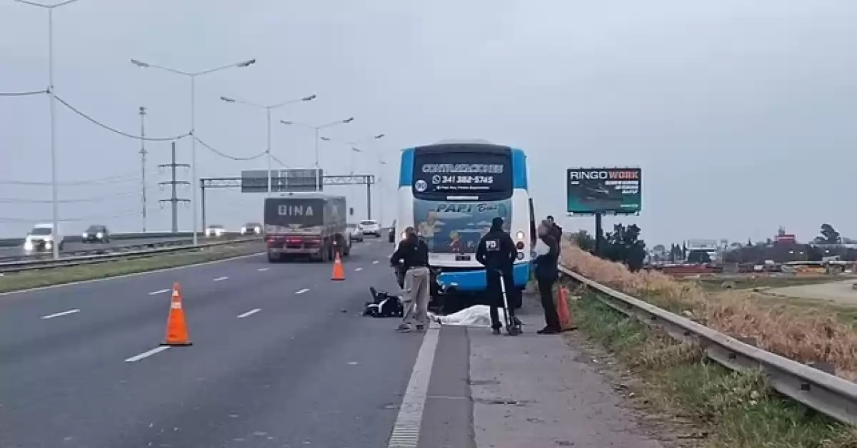Rosario: Murió un motociclista tras colisionar con un colectivo que estaba detenido por un desperfecto