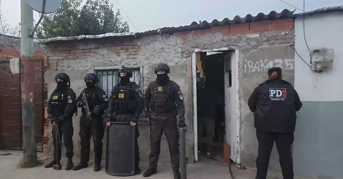 En múltiples allanamientos en Rosario secuestraron drogas, armas y dinero y detuvieron a ocho personas