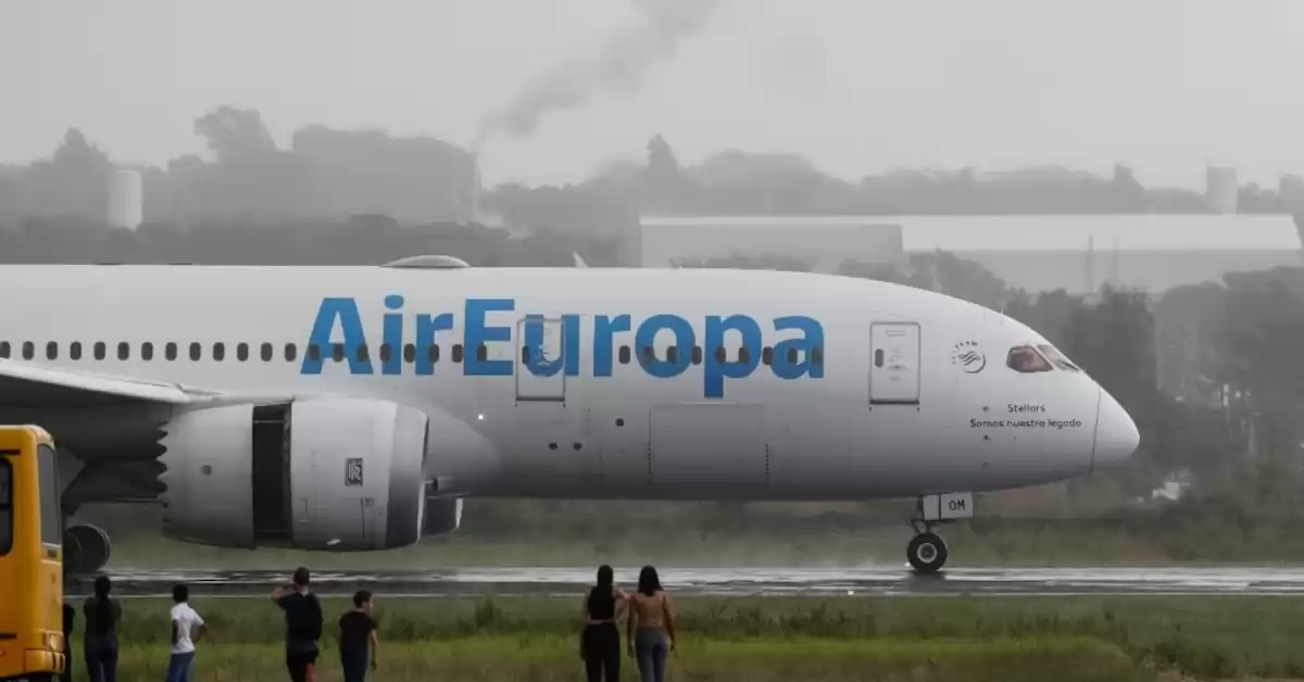 Un avión que partió de Córdoba a España tuvo que hacer un aterrizaje de emergencia en Asunción 