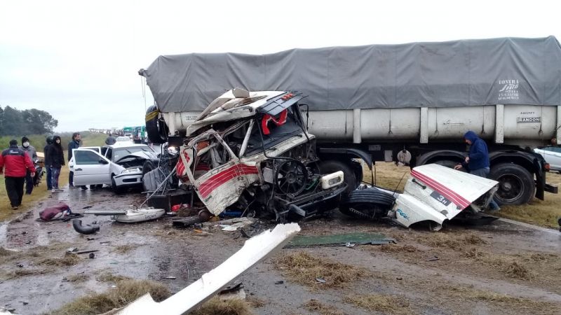 Choque frontal entre dos camiones y un auto en Autopista Rosario Santa Fe